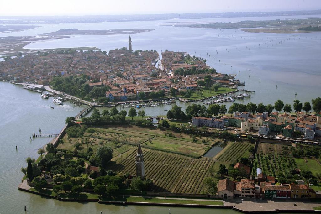 Veduta aerea di Mazzorbo e Burano nella laguna nord di Venezia