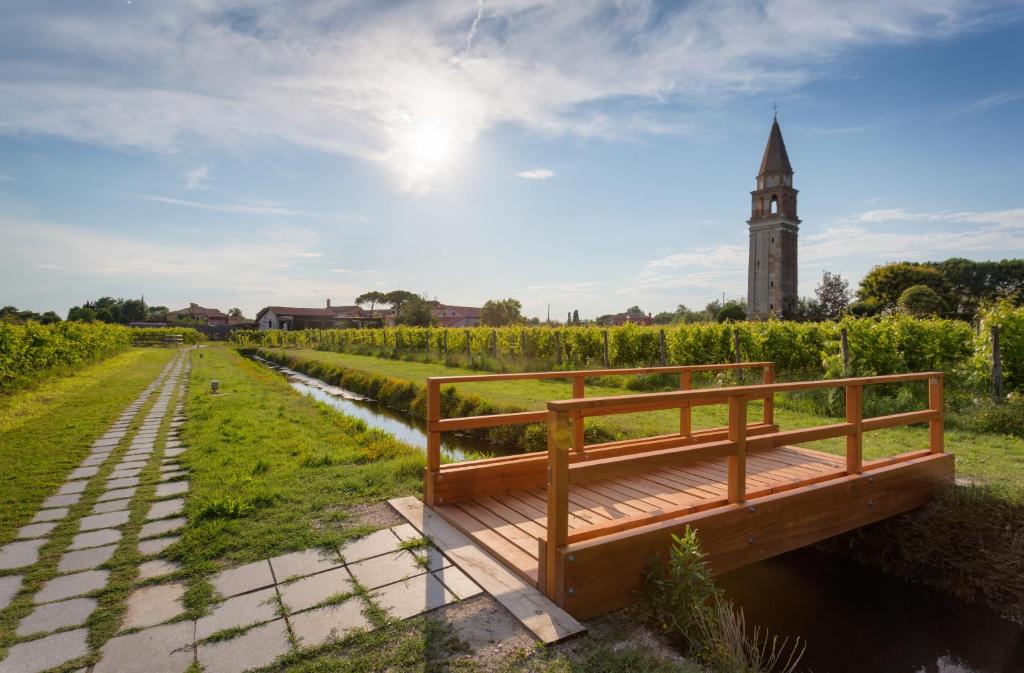 La vigna murata di Venissa sull'isola di Mazzorbo con il campanile di San Michele Arcangelo