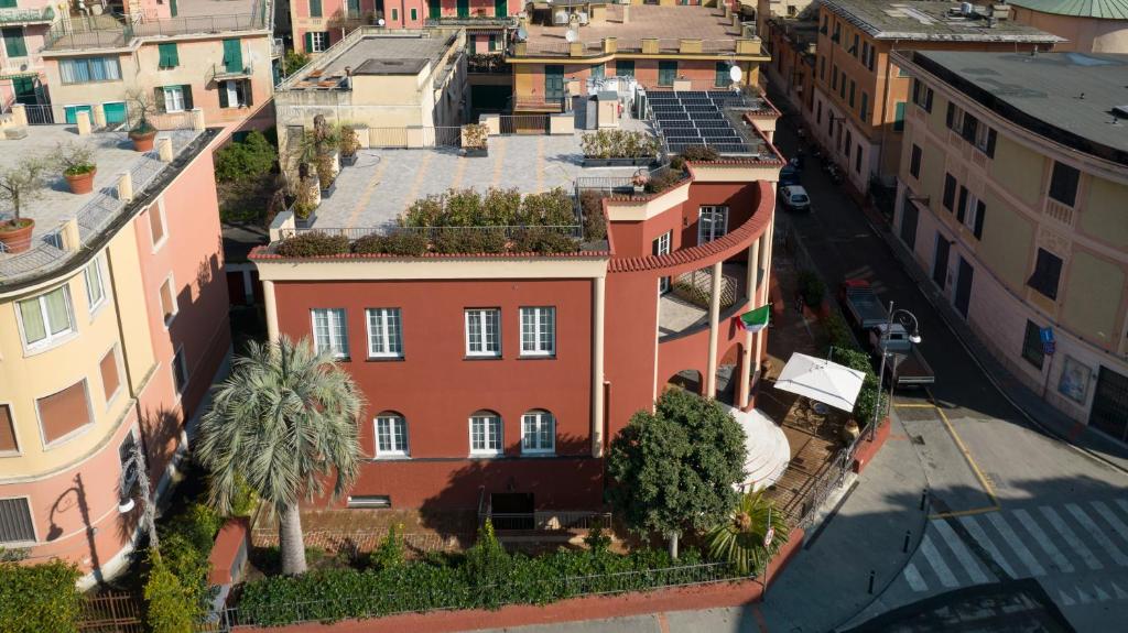 Villa Alberti a Santa Margherita Ligure vista dall'alto, con il parco e il mare sullo sfondo