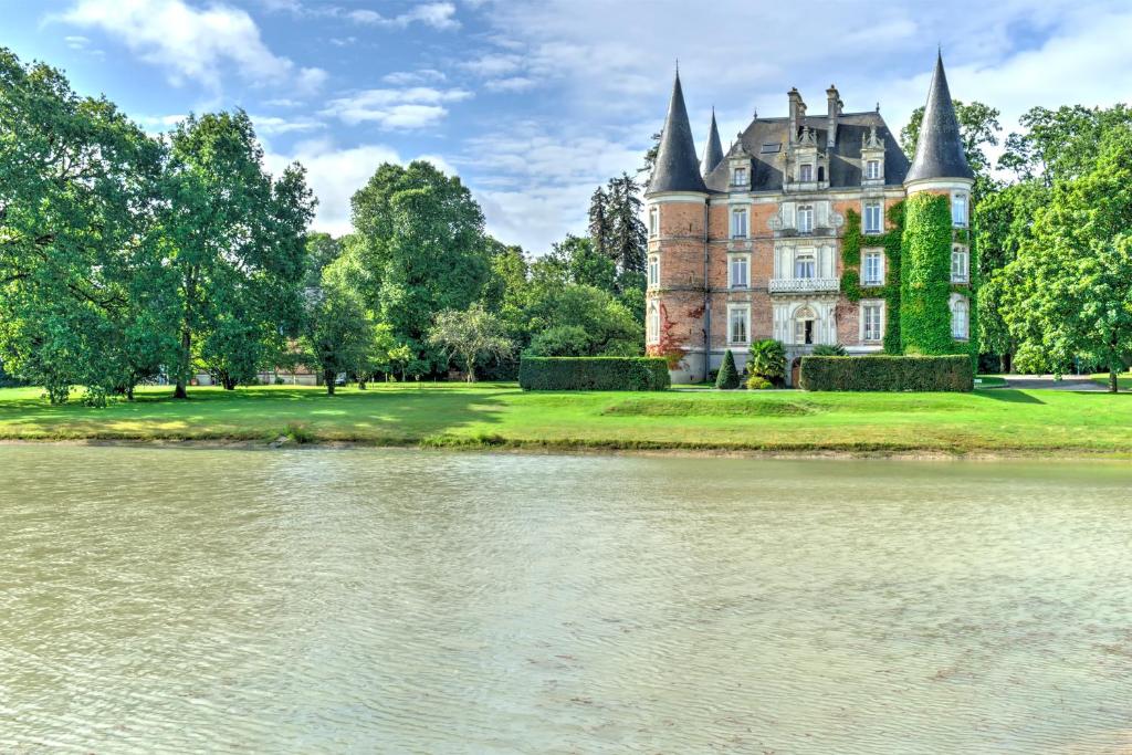 Le Château d'Apigné et son parc au bord de l'eau, près de Rennes