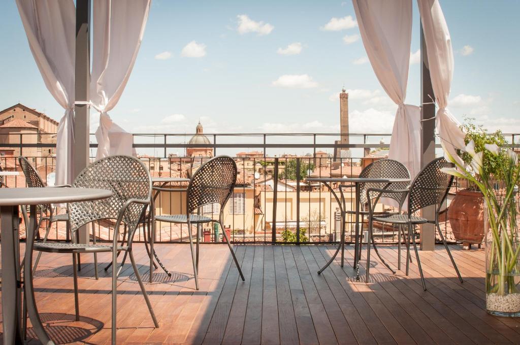Terrazza panoramica dell'Hotel Touring con vista sui tetti di Bologna