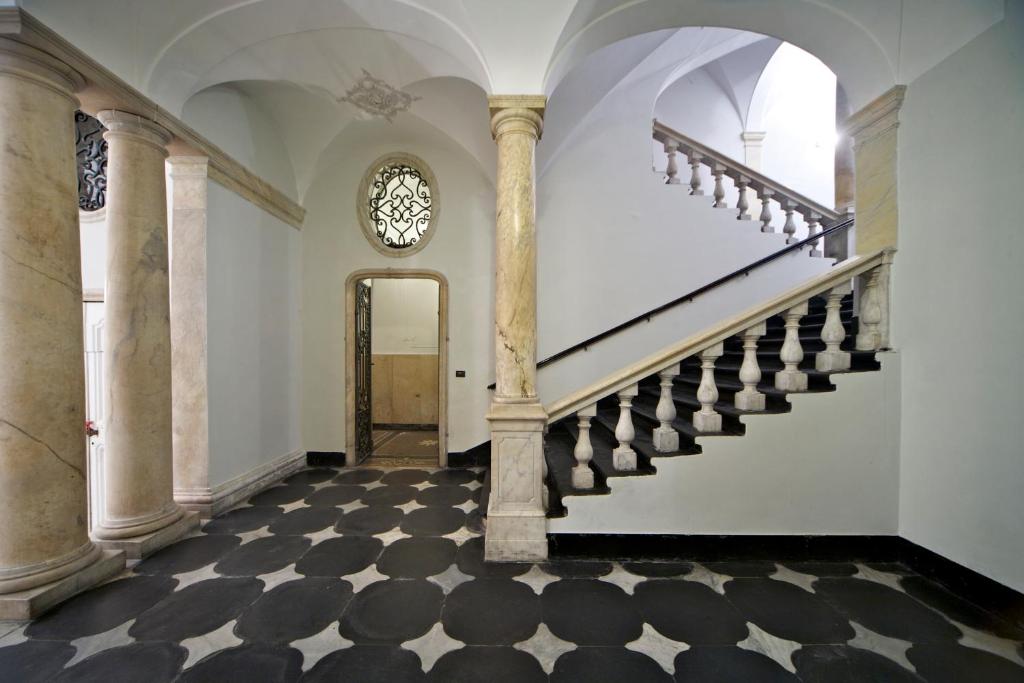 Atrio con colonne e scalinata di Palazzo Cicala nel centro storico di Genova