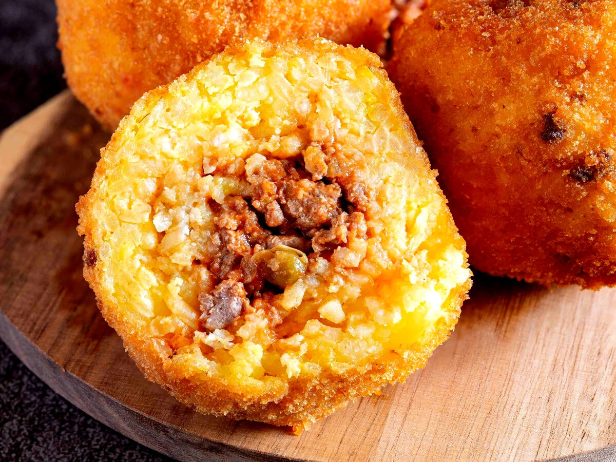 Unarancina_con_il_ragù_a_Palermo.jpg