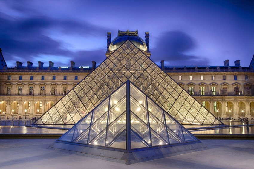 parigi-louvre-piramidi-notte.jpg