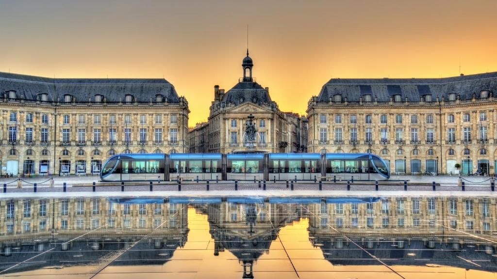 Place de la Bourse et miroir d'eau à Bordeaux