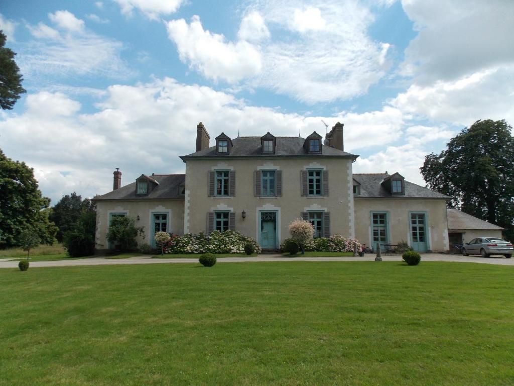 Château du Pin, en Bretagne, vu depuis son parc en automne