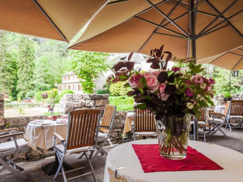 En terrasse au Château de la Caze, dans les Gorges du Tarn