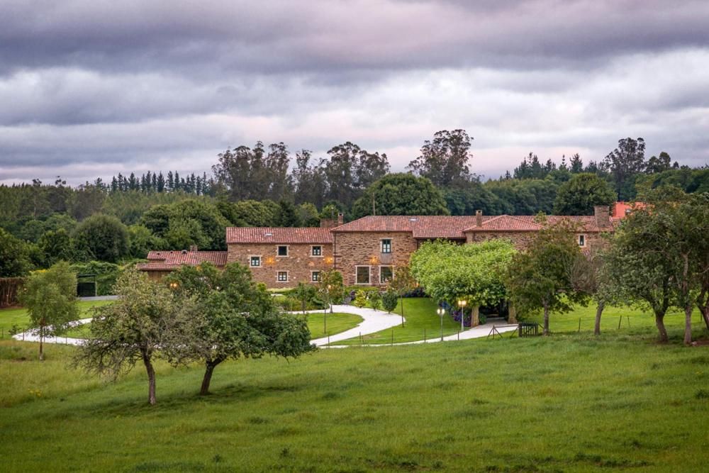 Pazo Santa María en Arzúa, casa solariega gallega entre prados y jardines