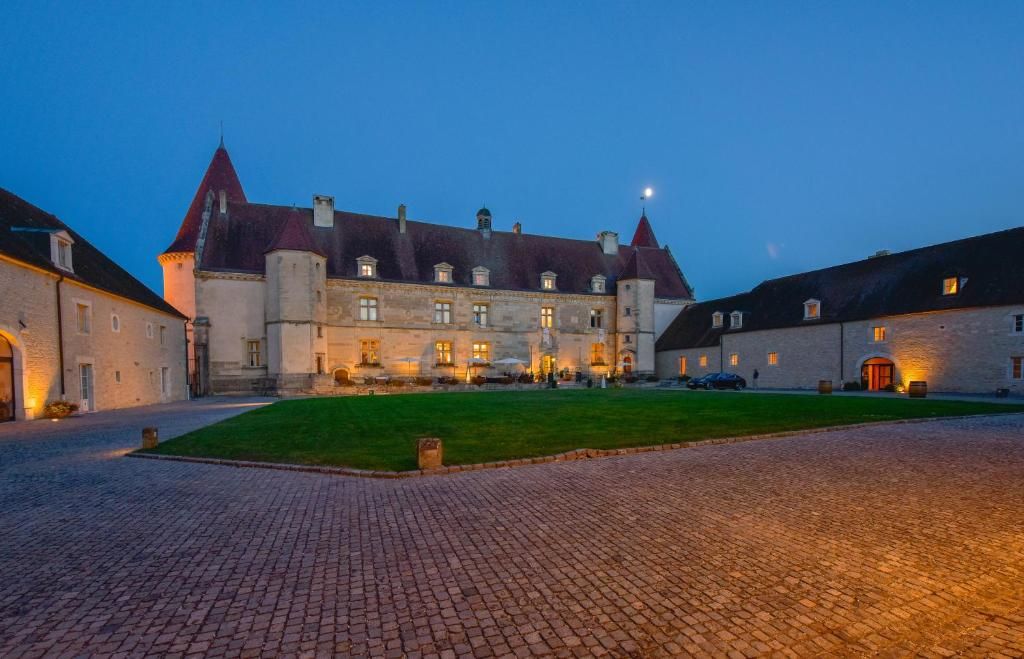 Le Château de Chailly à la tombée du jour, en Bourgogne