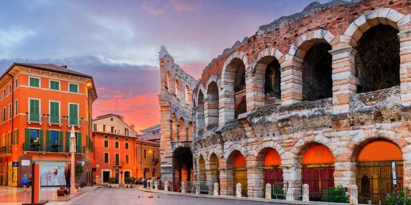L'Arena di Verona in Piazza Bra al tramonto