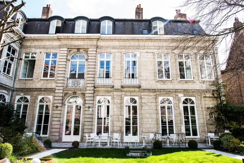 La façade du Clarance Hotel vue depuis son jardin, dans le Vieux-Lille