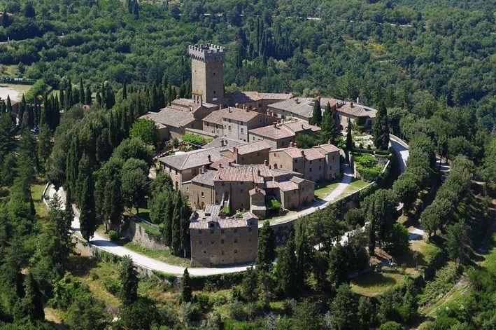 Il borgo fortificato del Castello di Gargonza immerso nei boschi, tra Arezzo e Siena