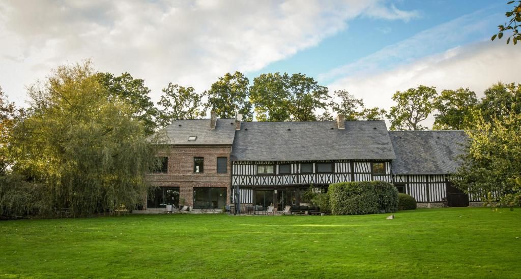 Le Manoir de la Campagne vu depuis la pelouse, à Yébleron en Normandie