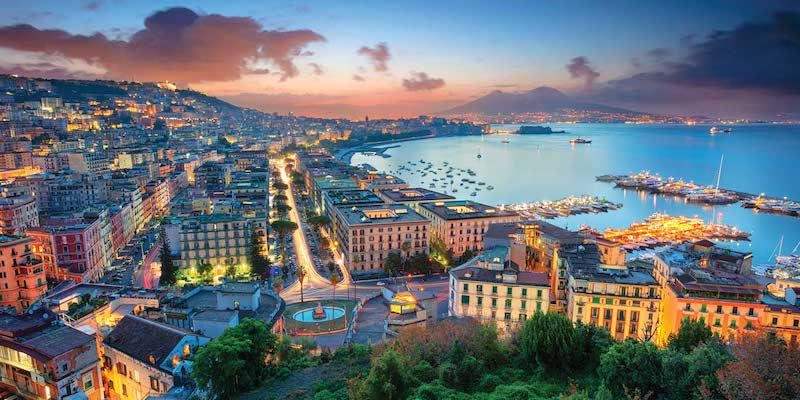 Veduta di Napoli e del golfo dall'alto al tramonto
