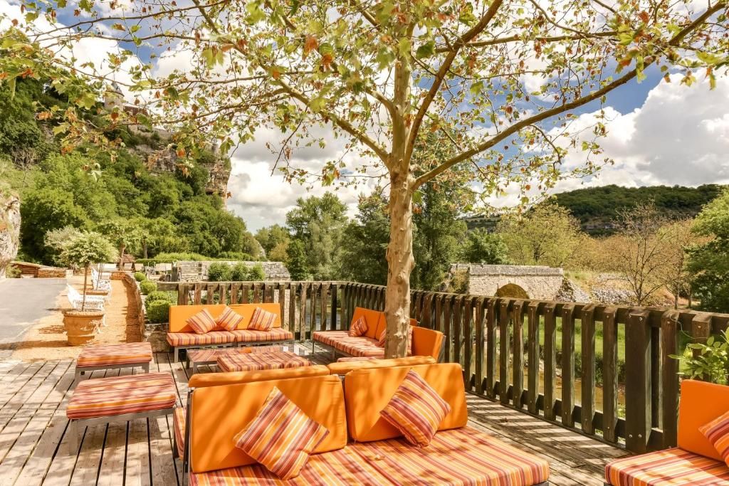 La terrasse ombragée du Pont de l'Ouysse, à Lacave dans le Lot