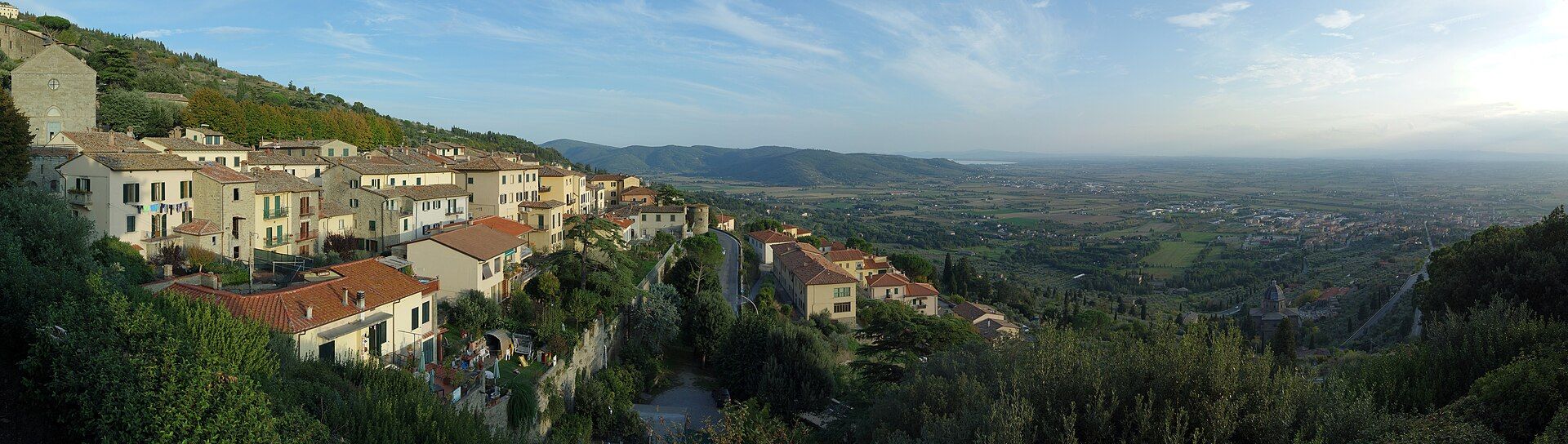 Cortona e la Valdichiana dall'alto