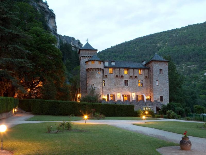 Le Château de la Caze illuminé au crépuscule, au bord du Tarn