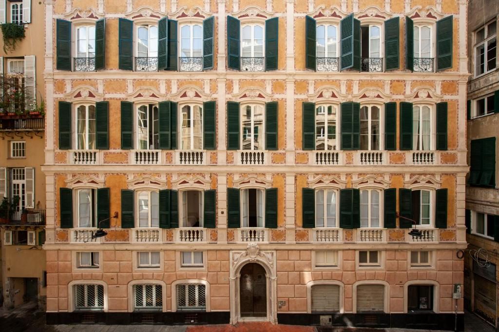 Facciata di Palazzo Cicala nel centro storico di Genova