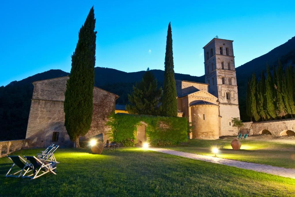Abbazia San Pietro in Valle a Ferentillo, in Umbria, al tramonto