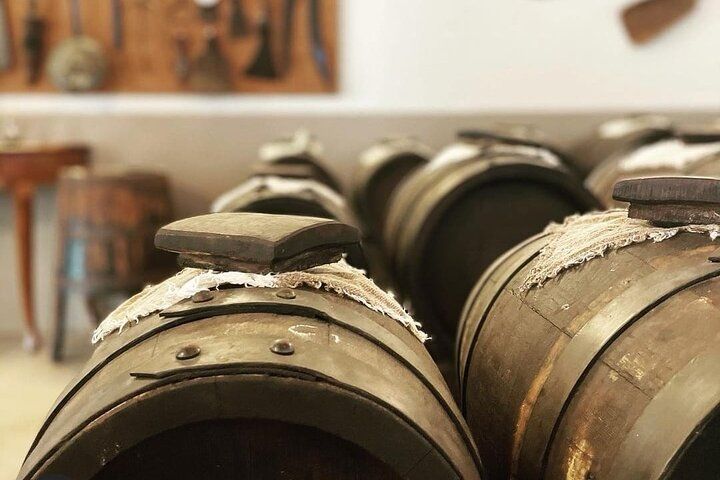Batteria di botti per l’Aceto Balsamico Tradizionale in acetaia a Modena