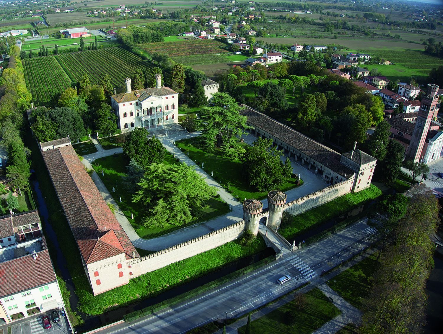 Vista aerea del Castello di Roncade con le mura merlate