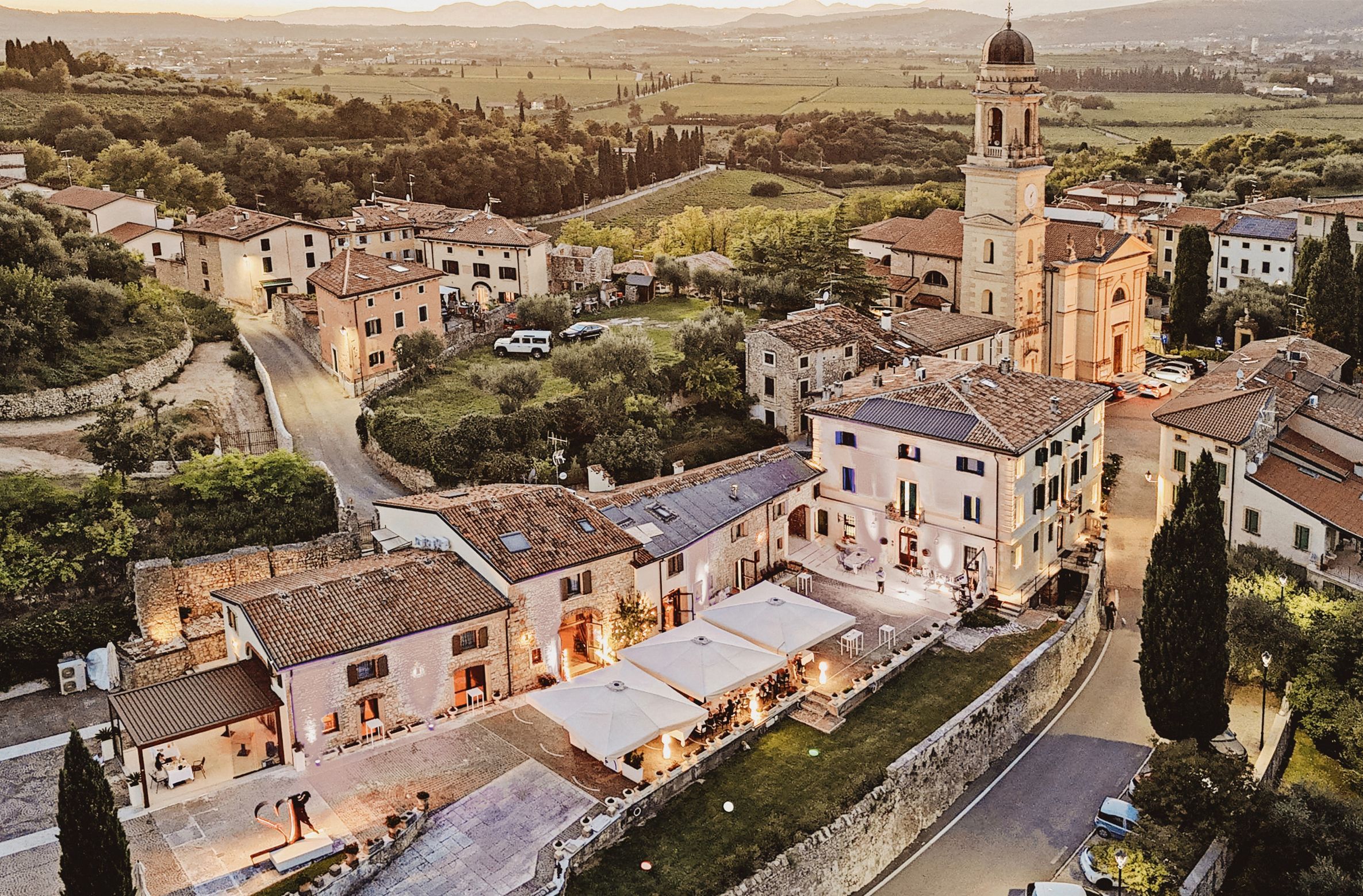 Il borgo di Castelrotto tra le colline della Valpolicella Classica visto dall'alto